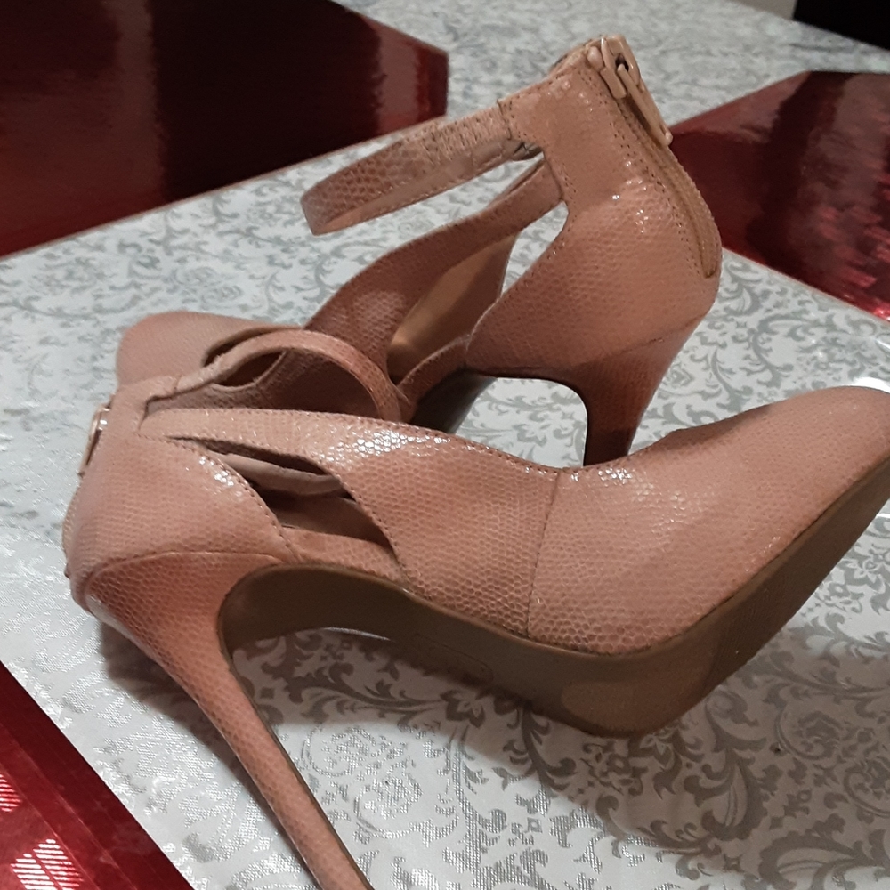 JENNIFER LOPEZ BLUSH HEELS - Picture 13 of 14